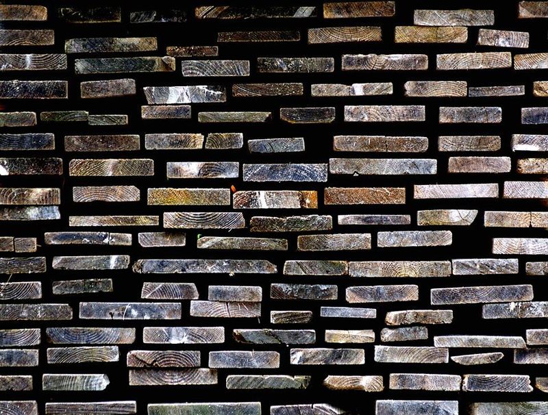 Detalhe de tábuas de madeira empilhadas